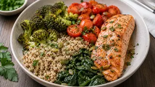 Saumon rôti, quinoa, brocoli et tomates au four
