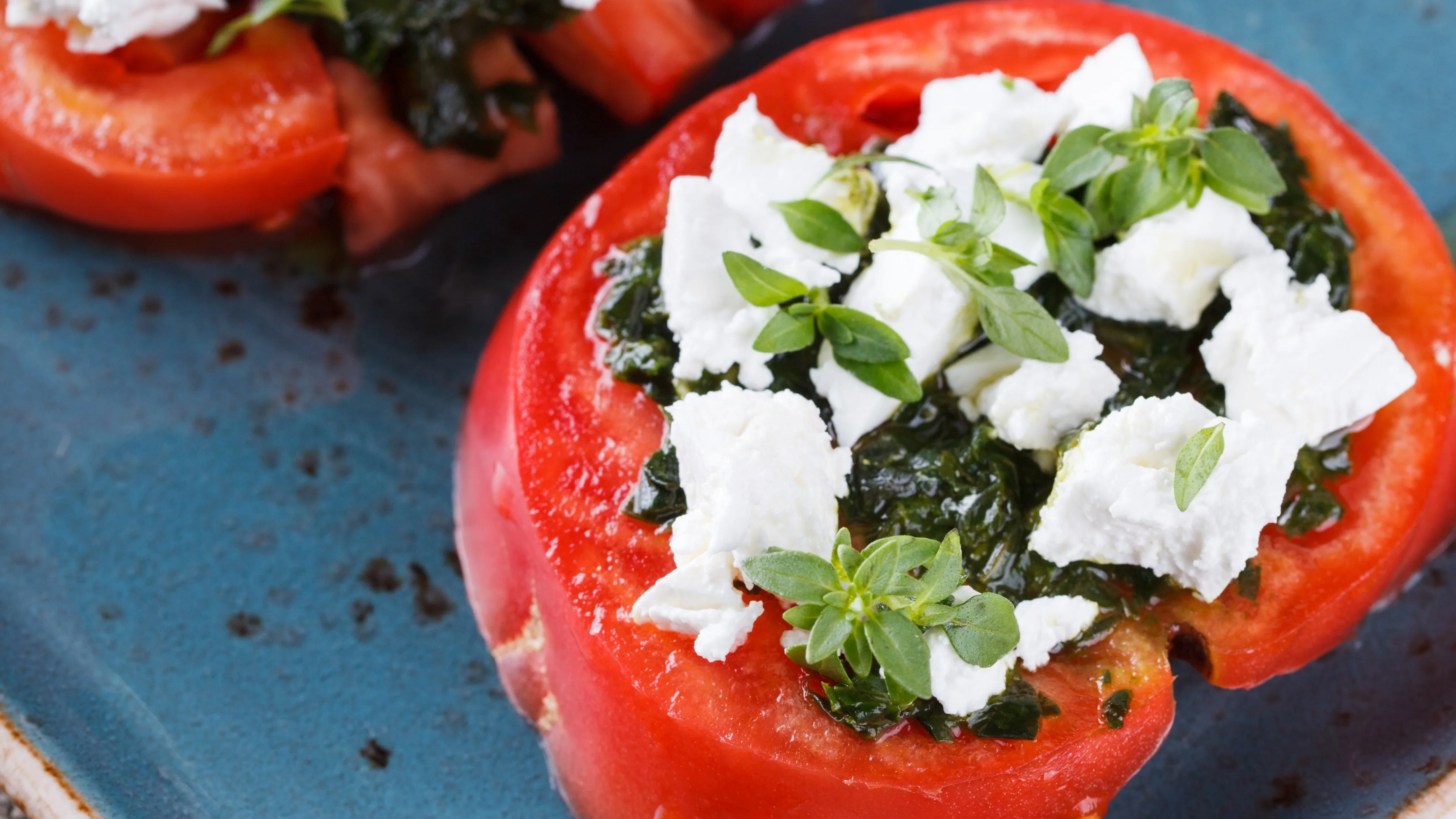 Tomates grillées avec feta et basilic